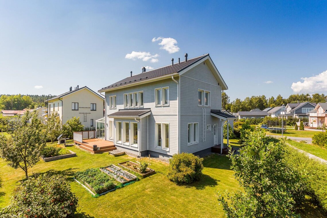 Omakotitalon vihreä piha Omakotitalon vihreä piha