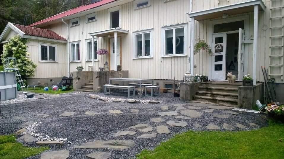 Vanhan kyläkoulun etupiha ihastuttaa Vanhan kyläkoulun etupiha ihastuttaa