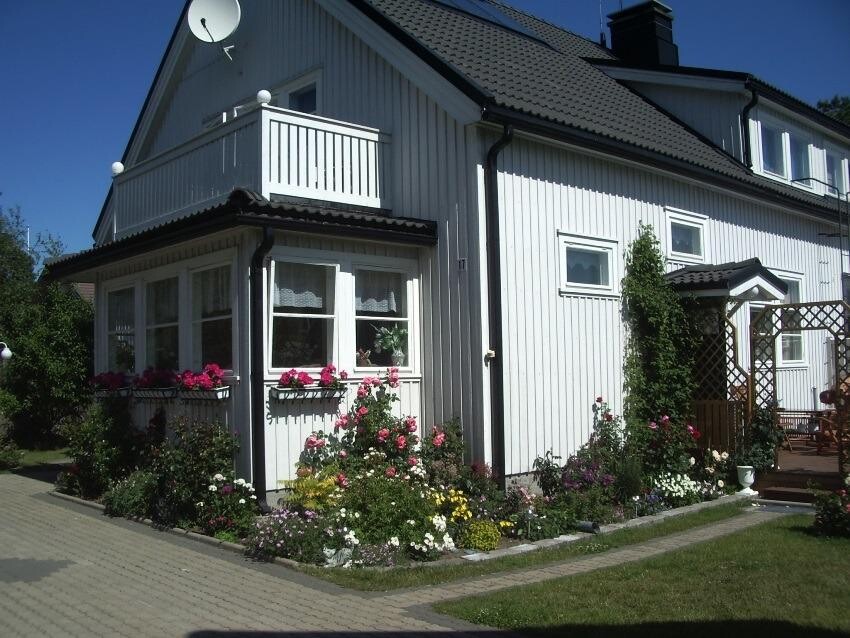 Kaunis piha kukkaistutuksineen Kaunis piha kukkaistutuksineen