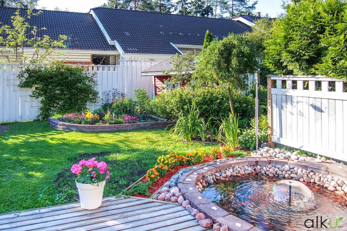 Värikäs piha suihkulähteellä Värikäs piha suihkulähteellä