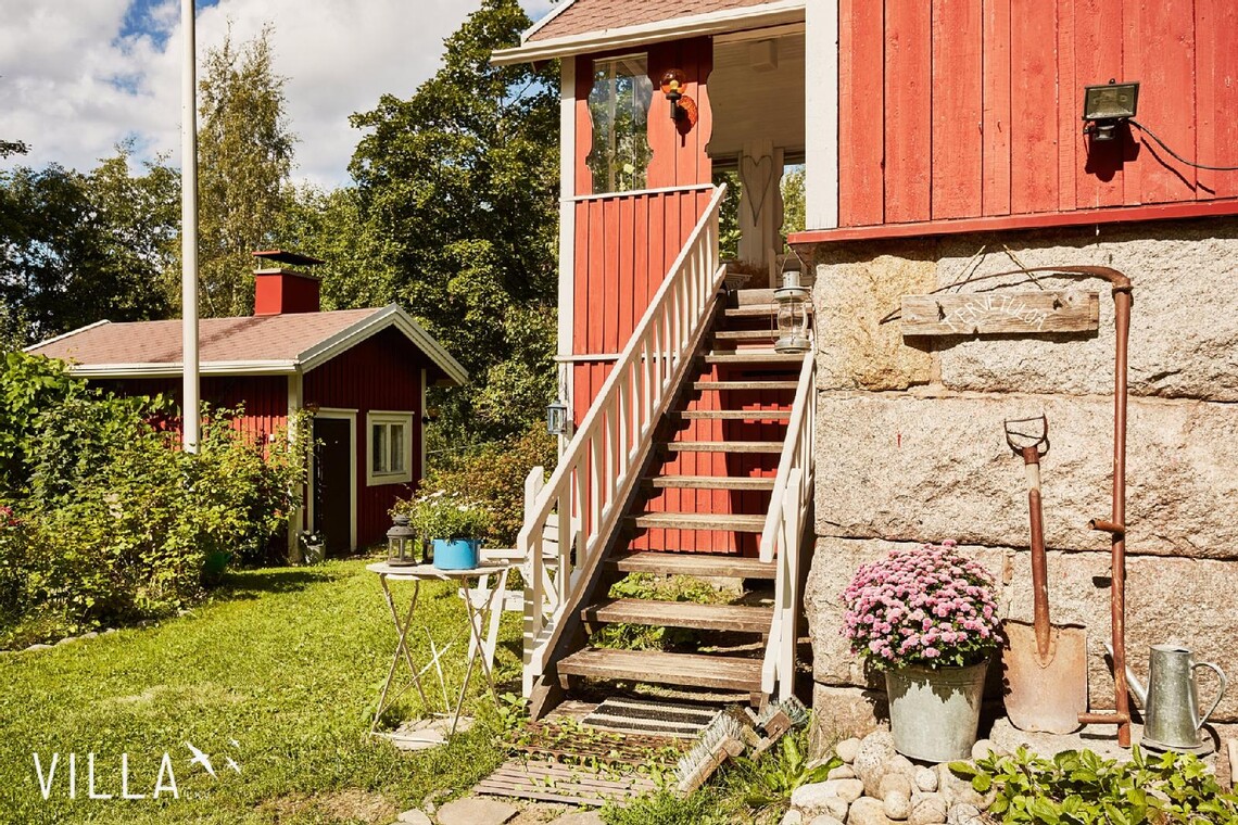 Hirsitalon kutsuva sisääntulo Hirsitalon kutsuva sisääntulo