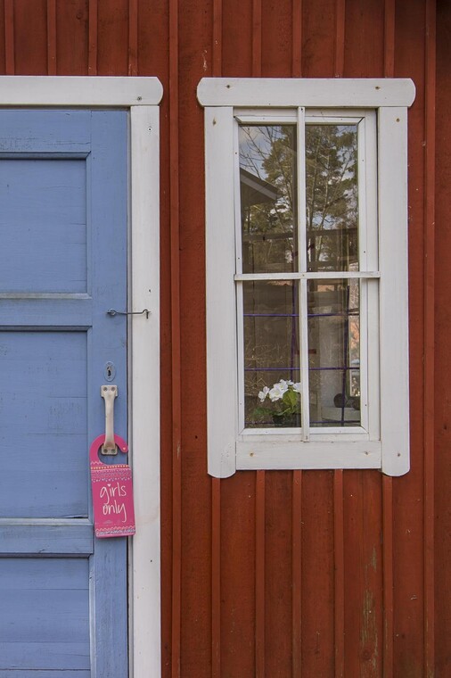 Pieni punainen leikkimökki Pieni punainen leikkimökki