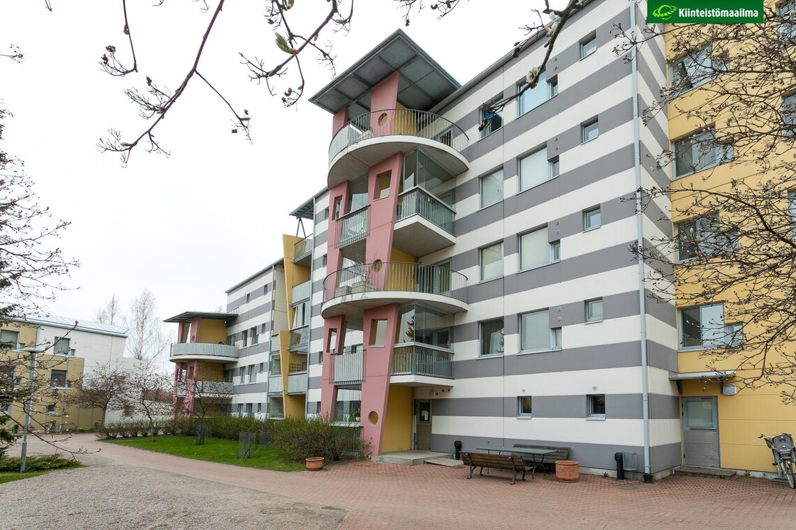 Kerrostalon persoonallinen julkisivu Kerrostalon persoonallinen julkisivu