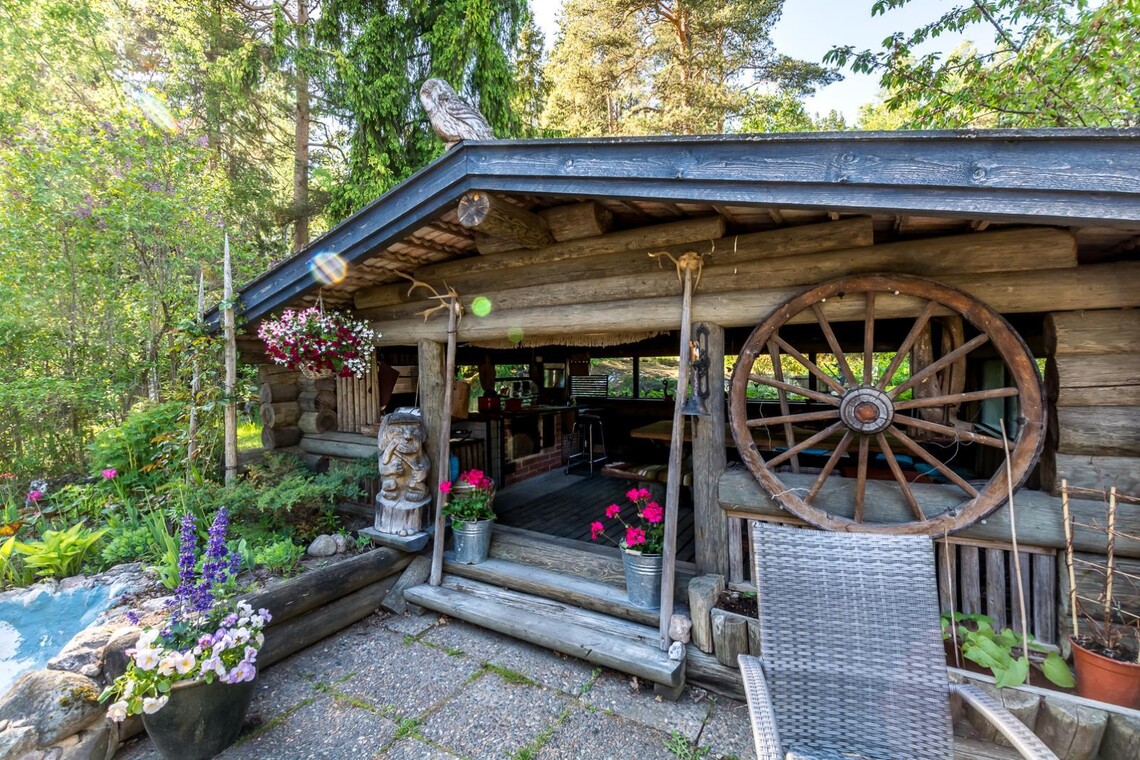 Kesäkeittiö on vihreän puutarhan keidas Kesäkeittiö on vihreän puutarhan keidas