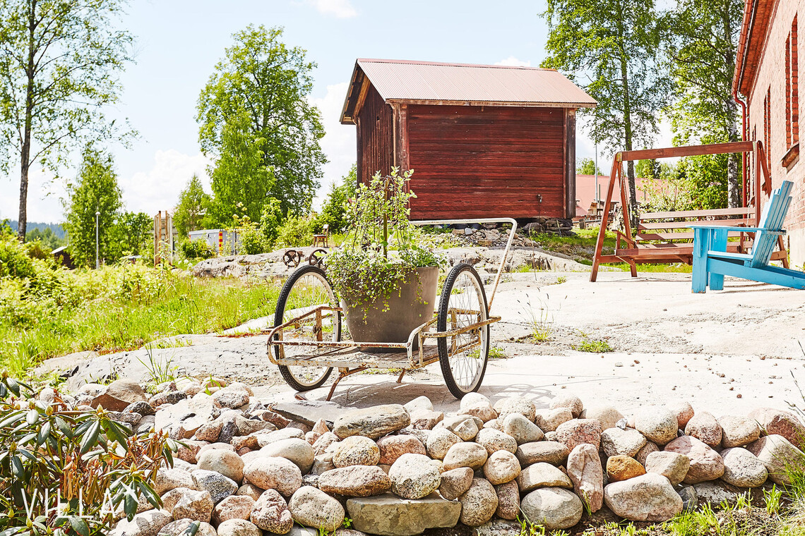 Hurmaava piha vanhoine pyöräkärryineen Hurmaava piha vanhoine pyöräkärryineen