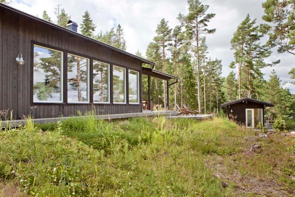 Moderni saaristohuvila rantasaunoineen Moderni saaristohuvila rantasaunoineen