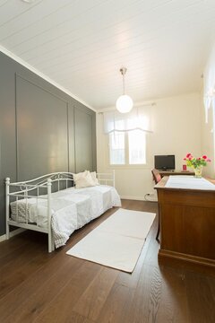 Maalaisromanttinen vierashuone