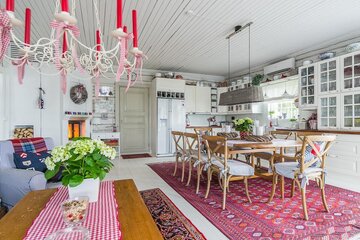 Maalaisromanttinen keittiö kaakeliuunilla