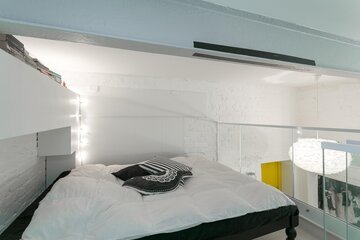 loft-asunnon makuuhuone parvella
