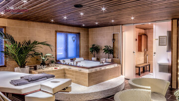 Suuri spa-osasto porealtaineen