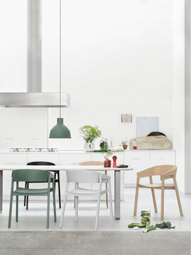 Room21 Muuto Cover tuolit Unfold kattovalaisin Corky karahvi ja Plus pippurimylle keittiossa