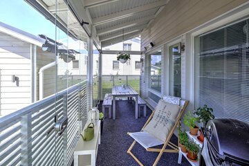 viihtyisä sisustus lasiterassilla