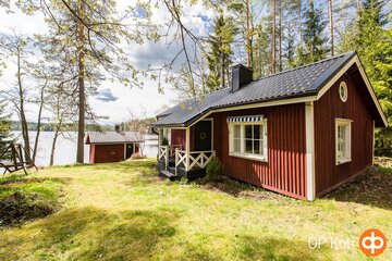 punainen mökki järven rannalla