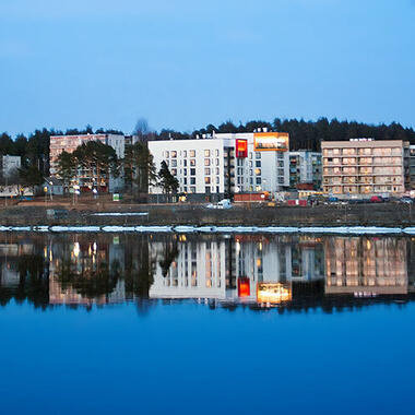 kuvituskuva Joensuusta, järvenranta ja kerrostaloja