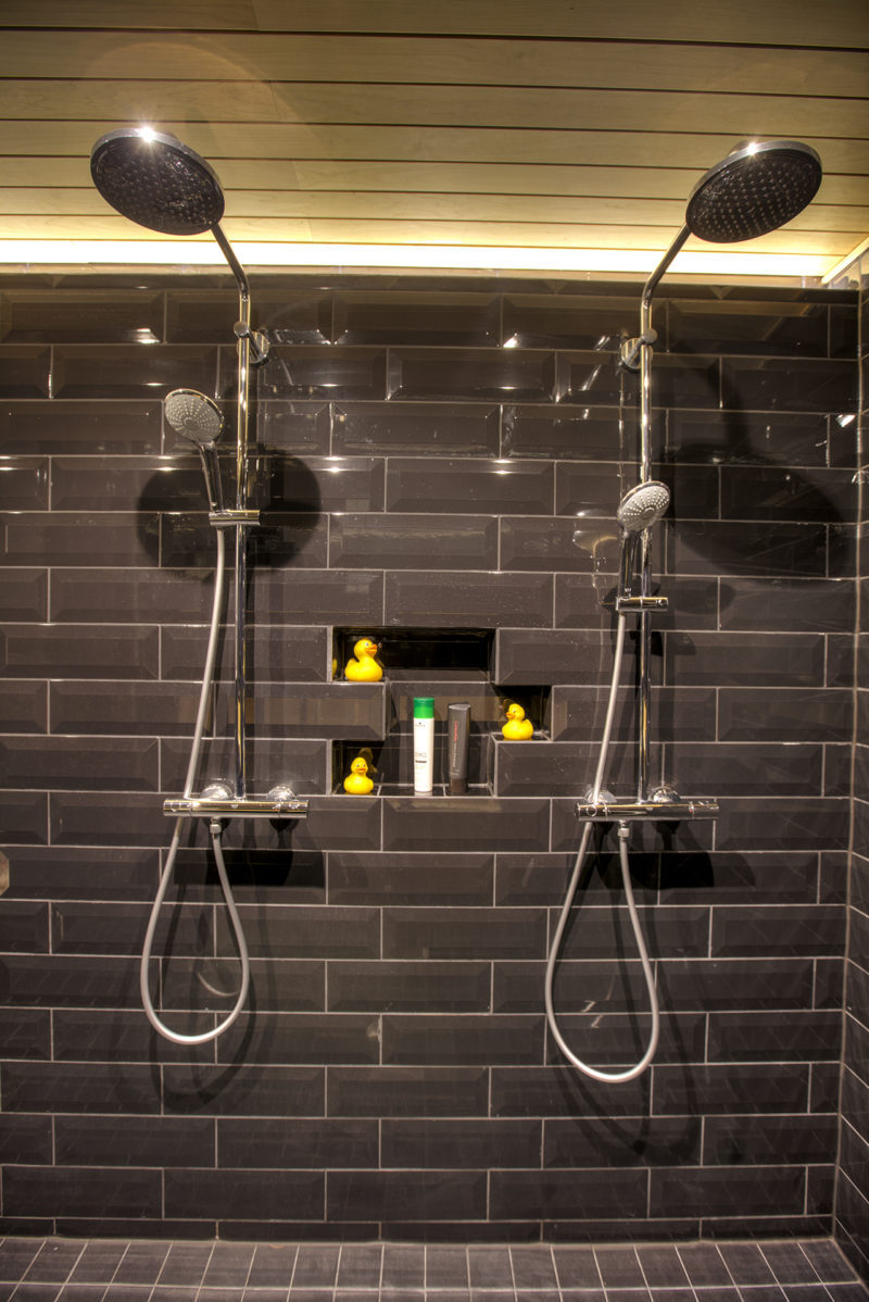 saunan remontti - kylpyhuone kotelointi suihkujen taakse