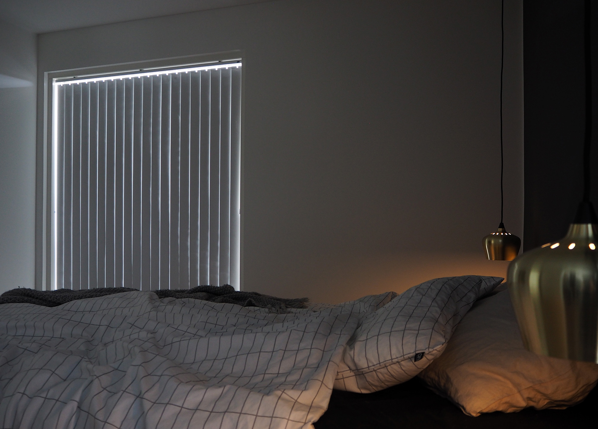 Pimentävät Luxaflex lamelliverhot makuuhuoneessa