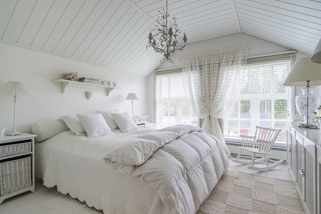 valkoinen maalaisromanttinen makuuhuone