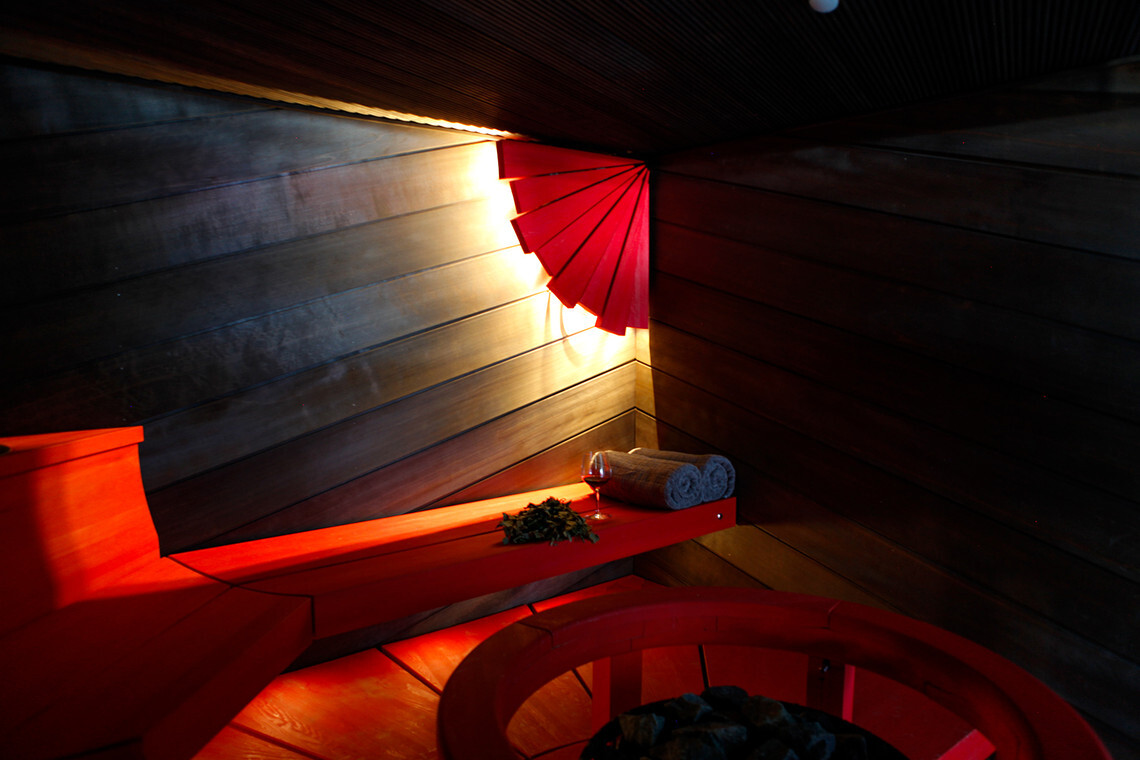 punainen moderni sauna