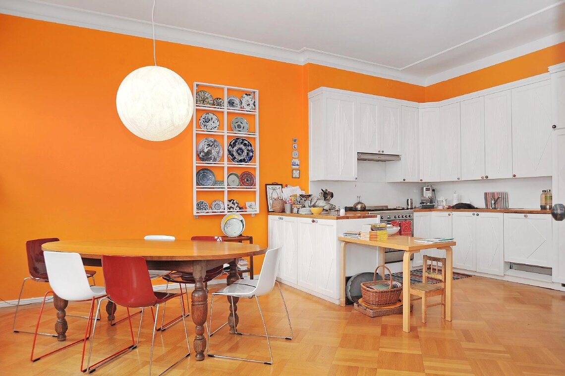 Oranssi seinä keittiössä