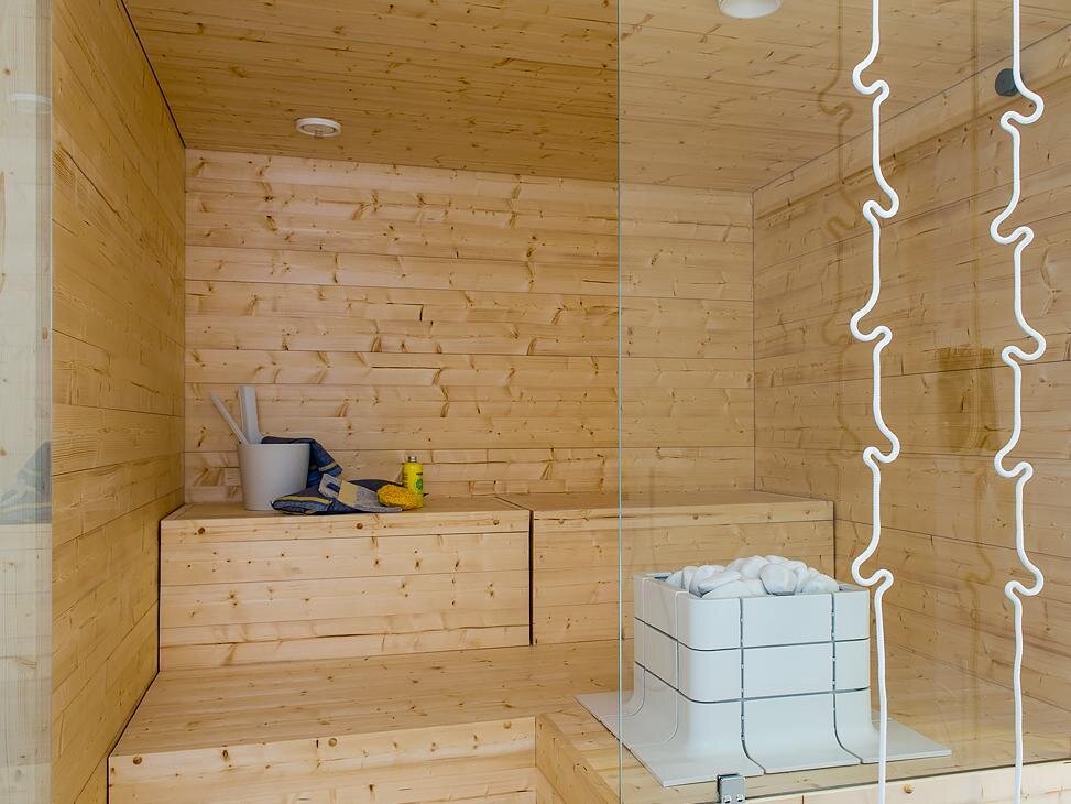 Moderni sauna valkoisella kiukaalla