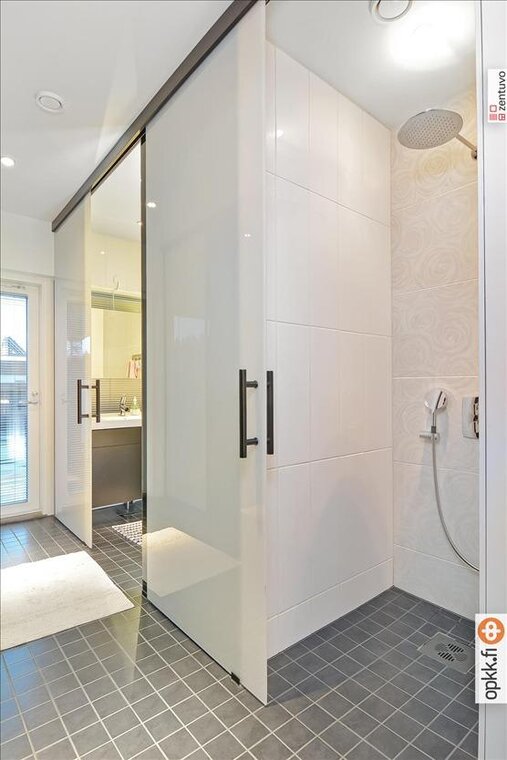 Moderni kylpyhuone 550403