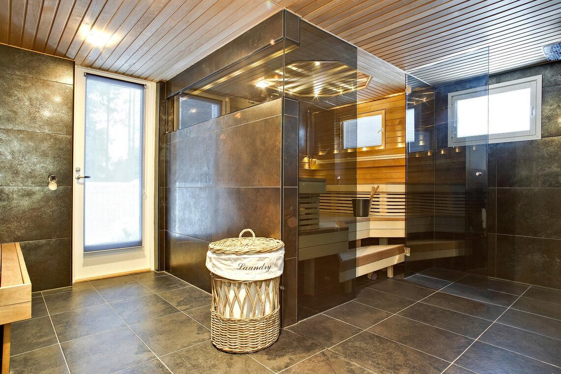 Moderni sauna lasiseinällä