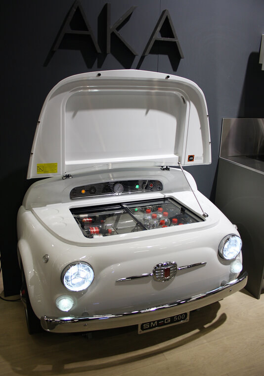 Automuotoilun retrohenkeä näyttävässä jääkaappimallissa, Habitare 2014
