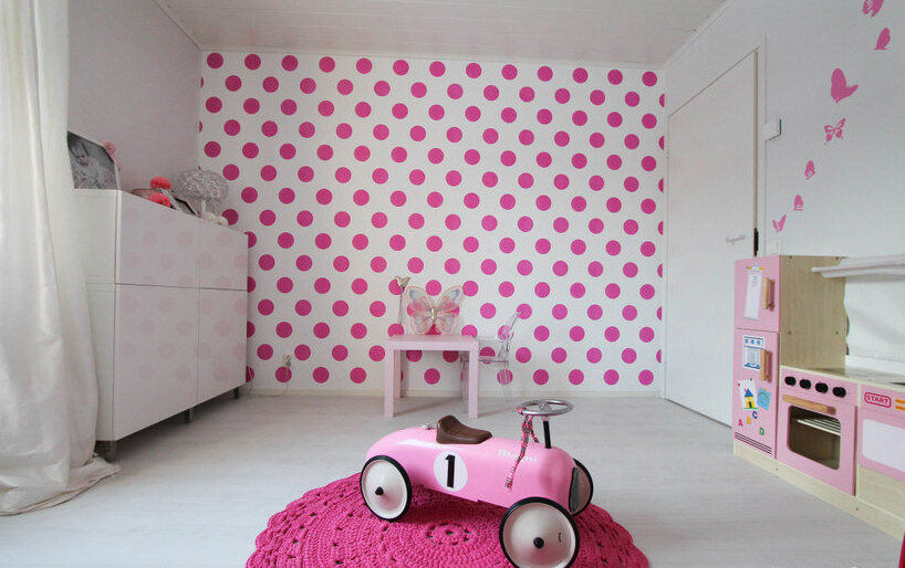 Ihana pinkki pallotapetti lastenhuoneessa