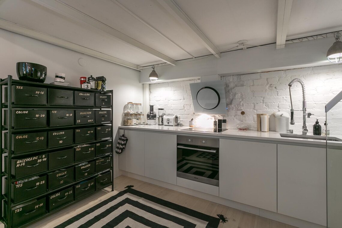Moderni keittiö loft-asunnossa