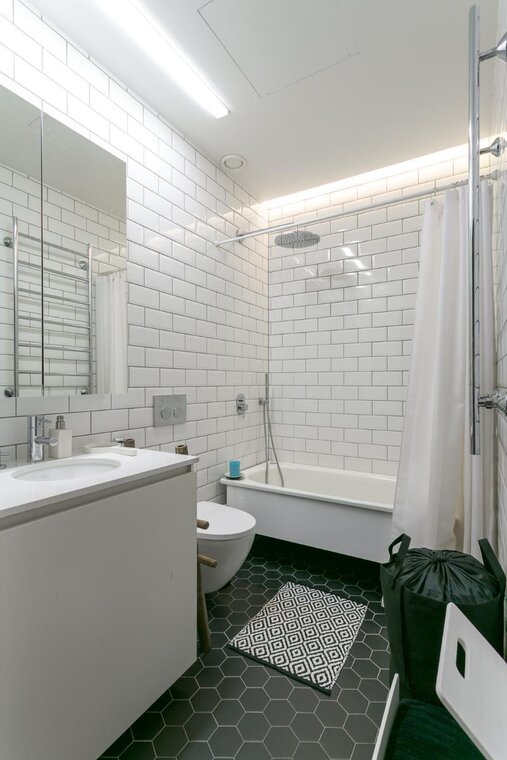 Moderni kylpyhuone loft-yksiössä