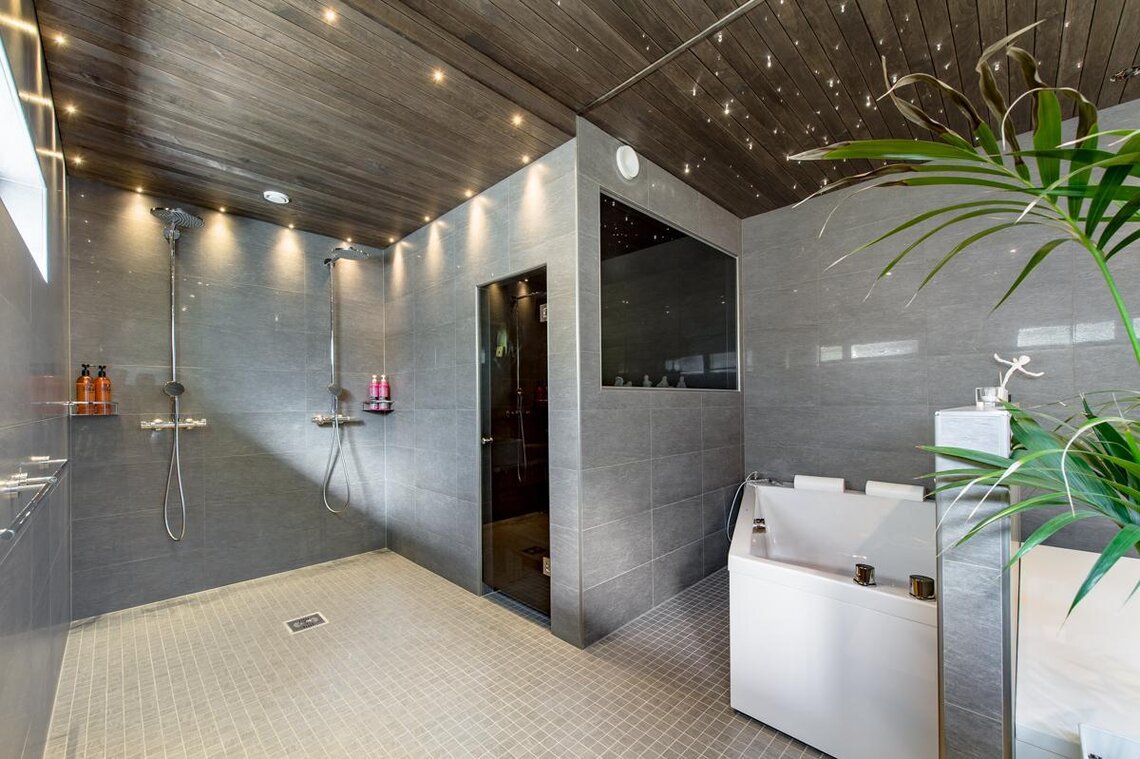 Moderni ja tyylikäs kylpyhuoneosasto