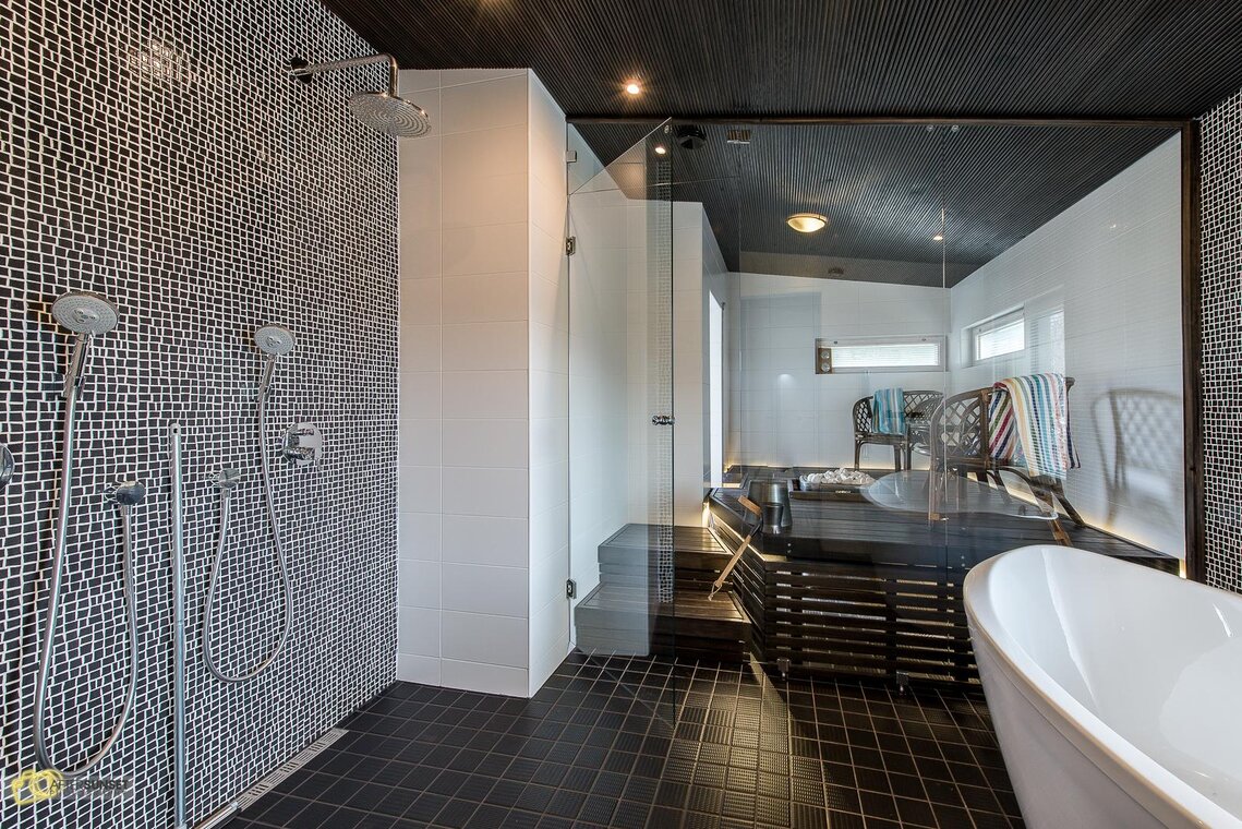 Tyylikäs kylpyhuone ja astetta erikoisempi sauna