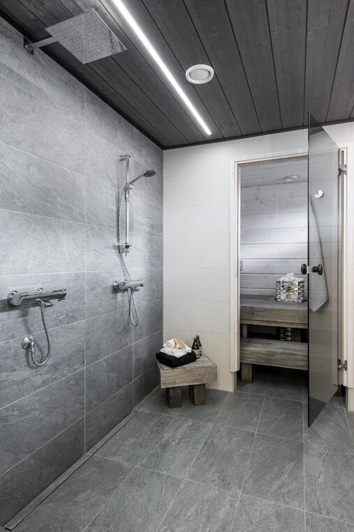 Modernia ilmettä harmaassa kylpyhuoneessa