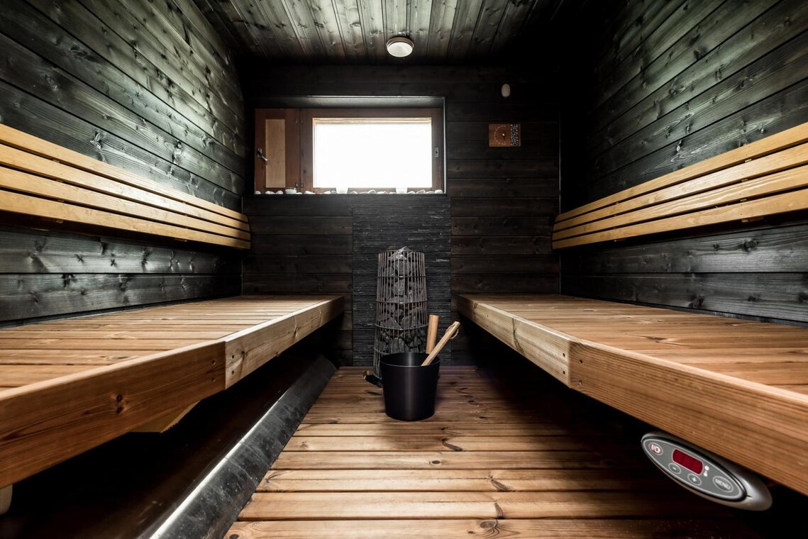 Tumma sauna mustilla seinillä