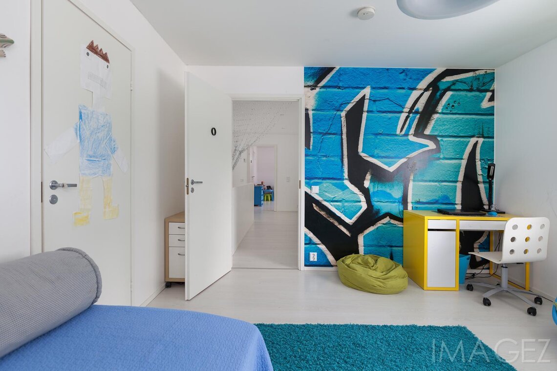 Värikäs graffiti pojan huoneen seinällä