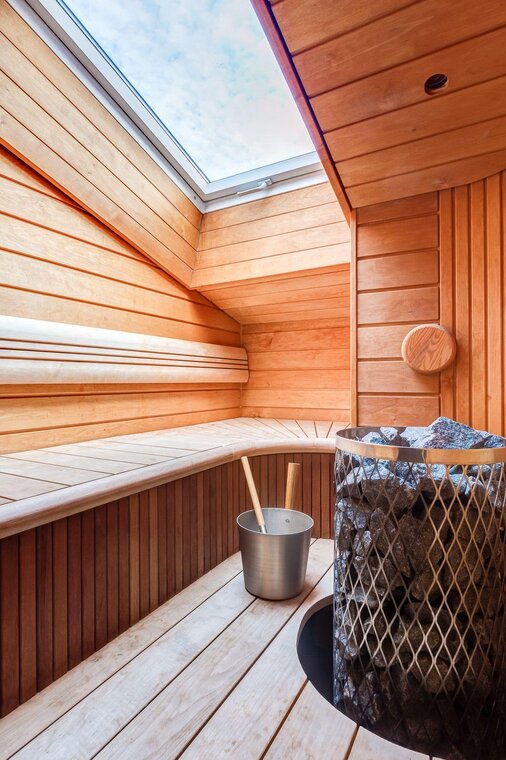 Ullakkohuoneiston sauna kattoikkunalla