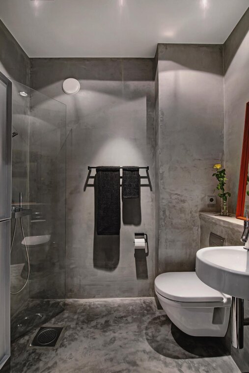 Tyylikäs kylpyhuone betonipinnoilla