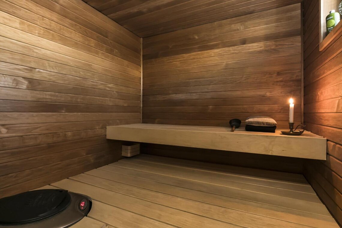 Tunnelmallinen sauna tasolauteilla