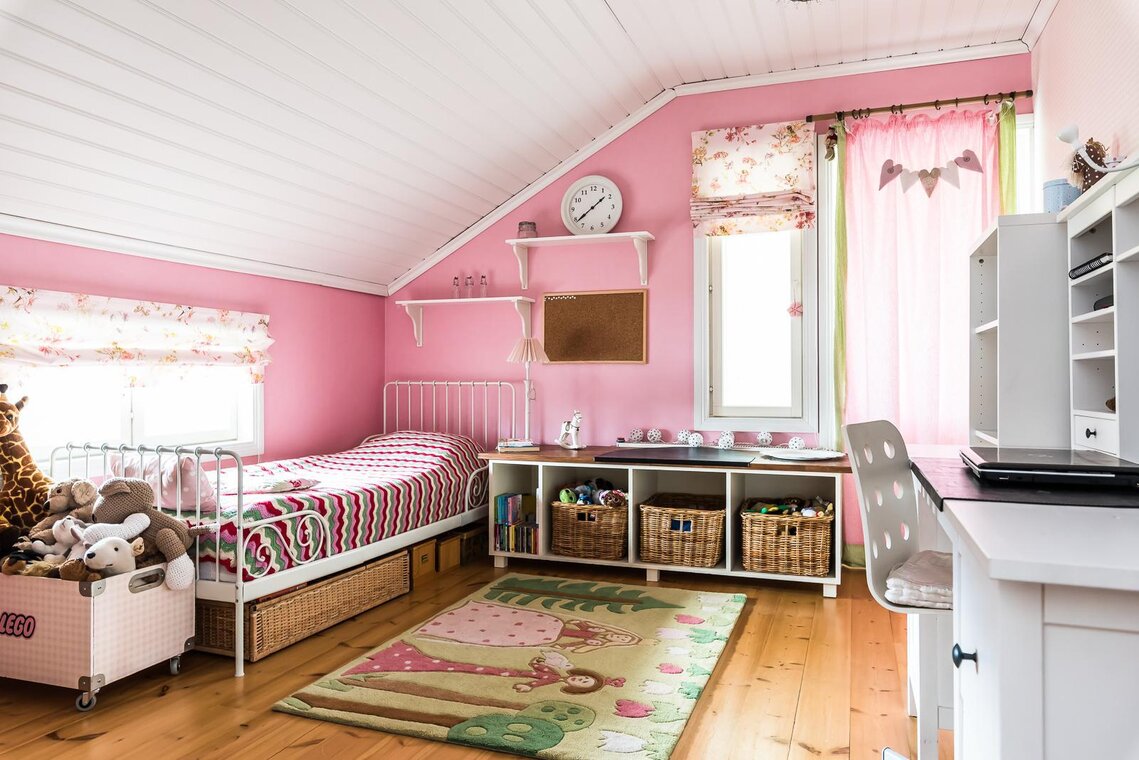 Vaaleanpunaista pienen tytön huoneessa