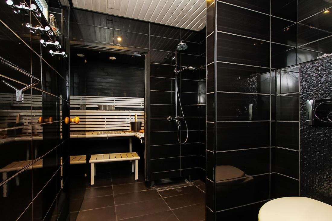 Musta moderni kylpyhuone