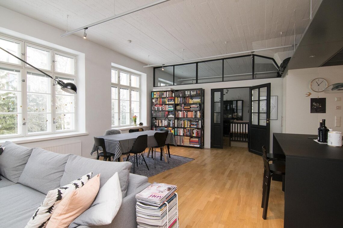Loft-asunnon avara oleskelutila