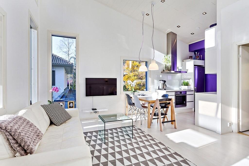 Modernin kodin väriläiskänä toimii avokeittiön violetti seinä