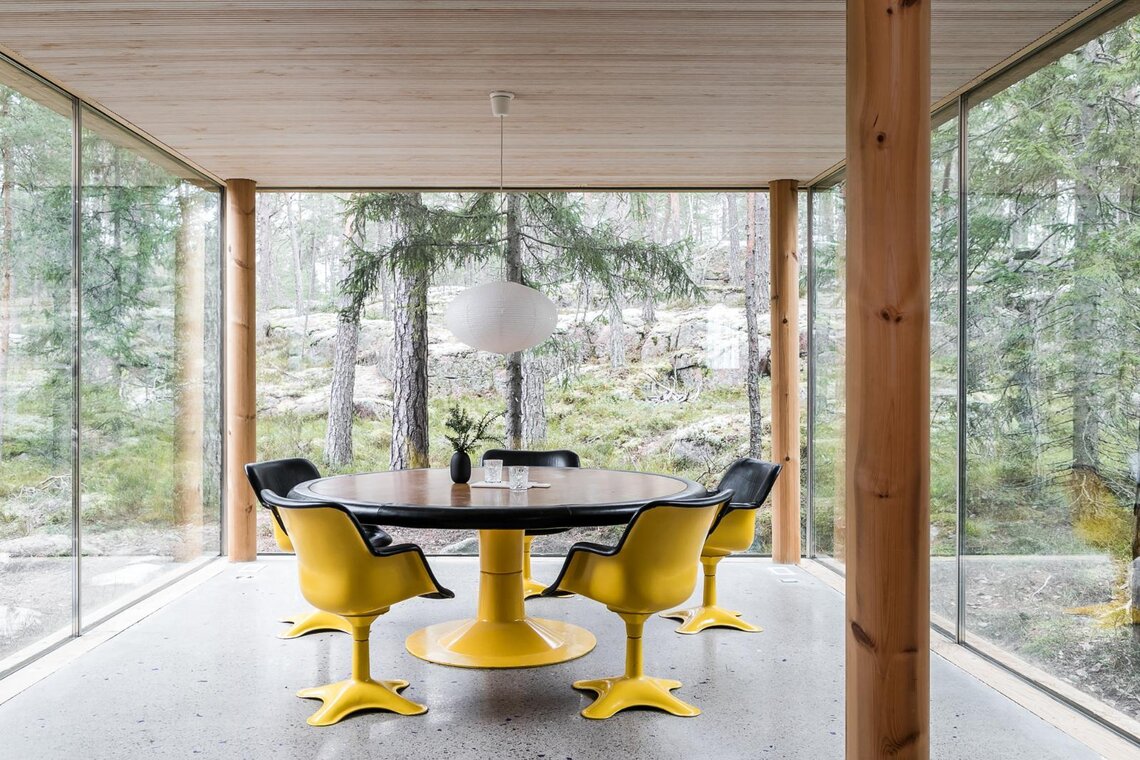 Huikea ruokailutila metsämaisemineen