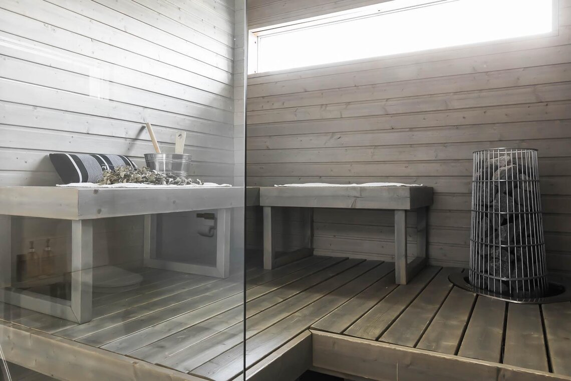 Harmaaksi käsitelty tyylikäs sauna