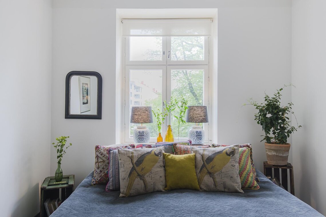 Kauniit tekstiilit ja viherkasvit tuovat kodikkuutta makuuhuoneen sisustukseen