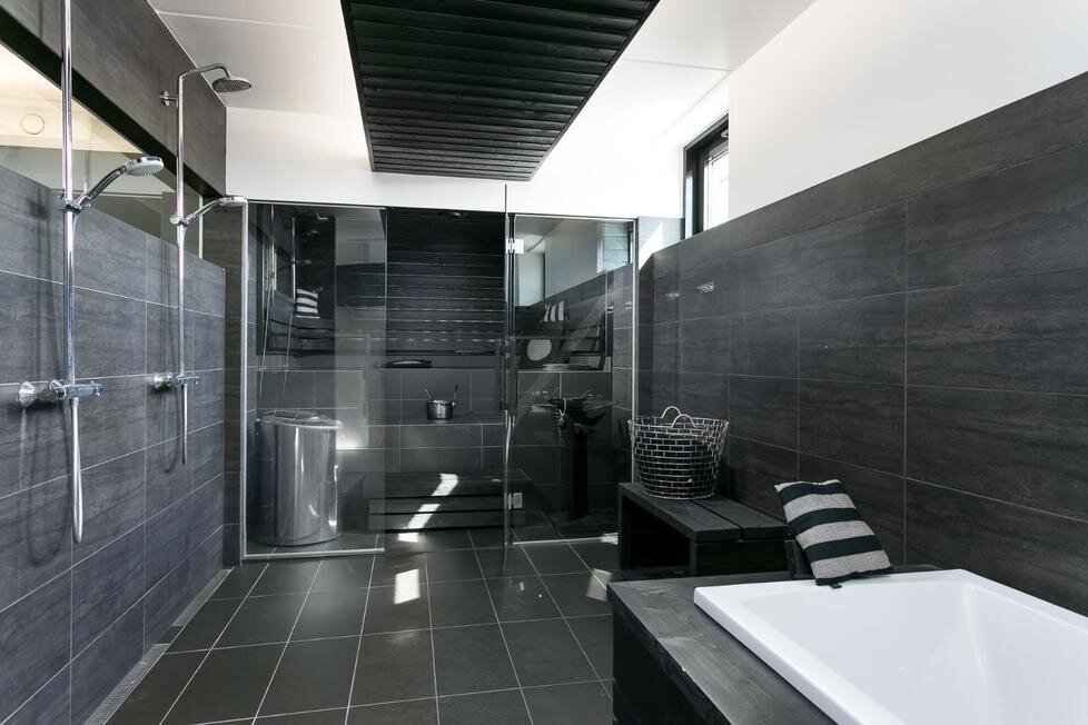 Tyylikäs mustavalkoinen kylpyhuone