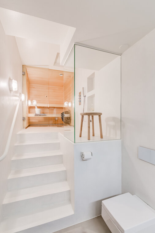 Loft-asunnon moderni saunaosasto
