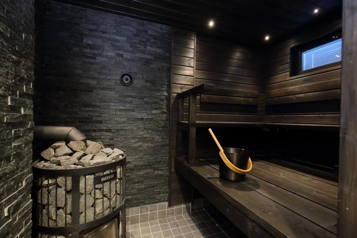 Tumma ja tunnelmallinen sauna