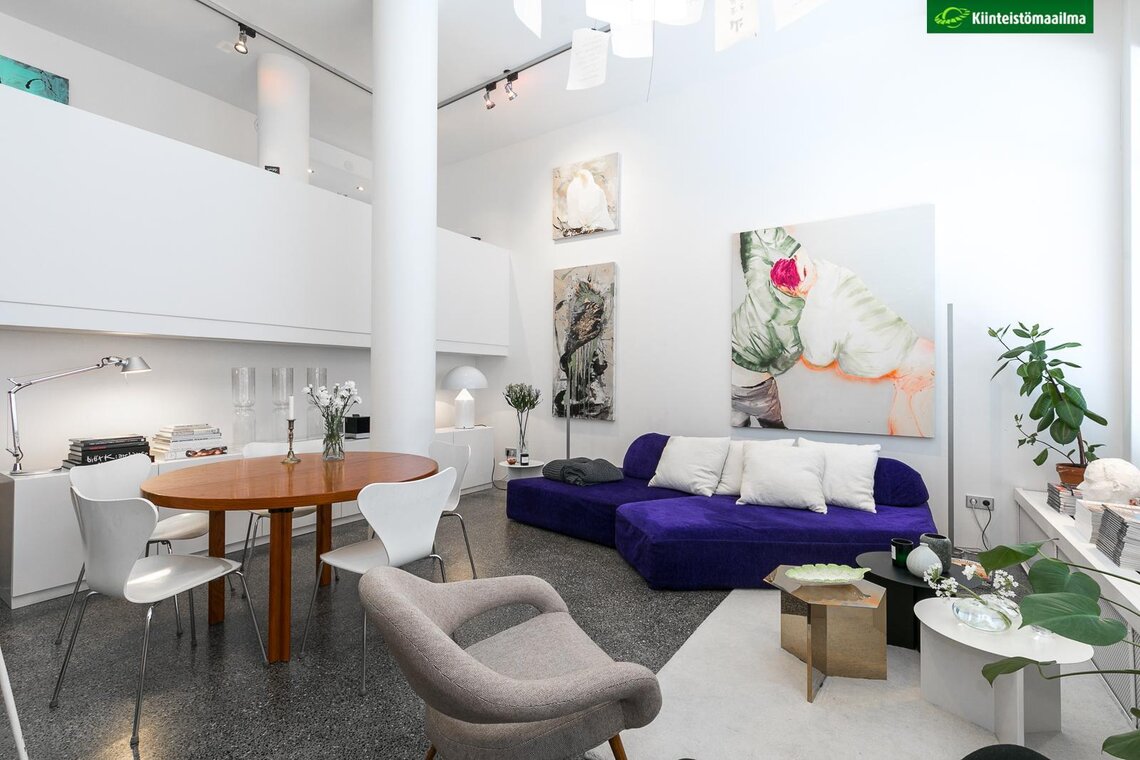 Upean loft-asunnon valoisa olohuone