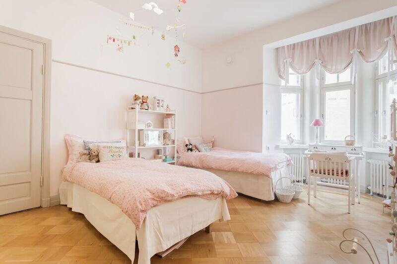 Ihastuttava vaaleanpunainen lastenhuone